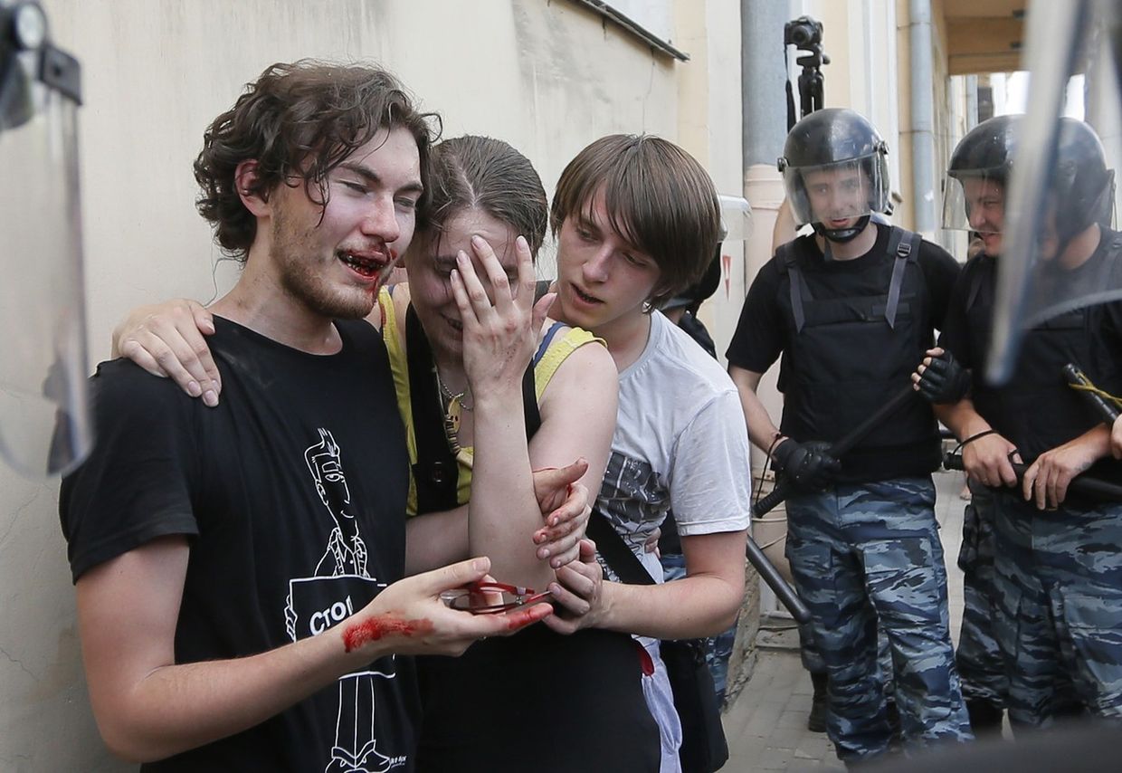 Пострадавшие участники митинга за права меньшинств в Санкт-Петербурге