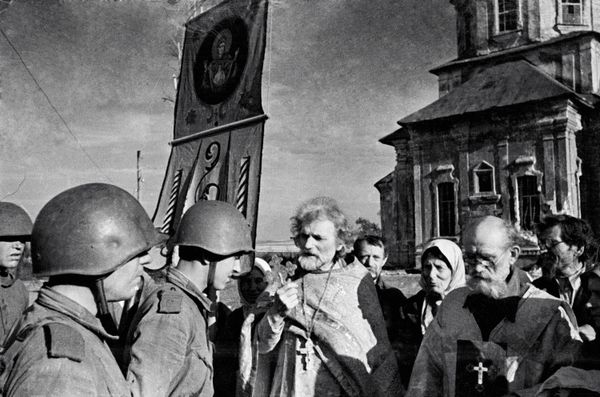 Жители города Дмитровск-Орловского встречают своих освободителей