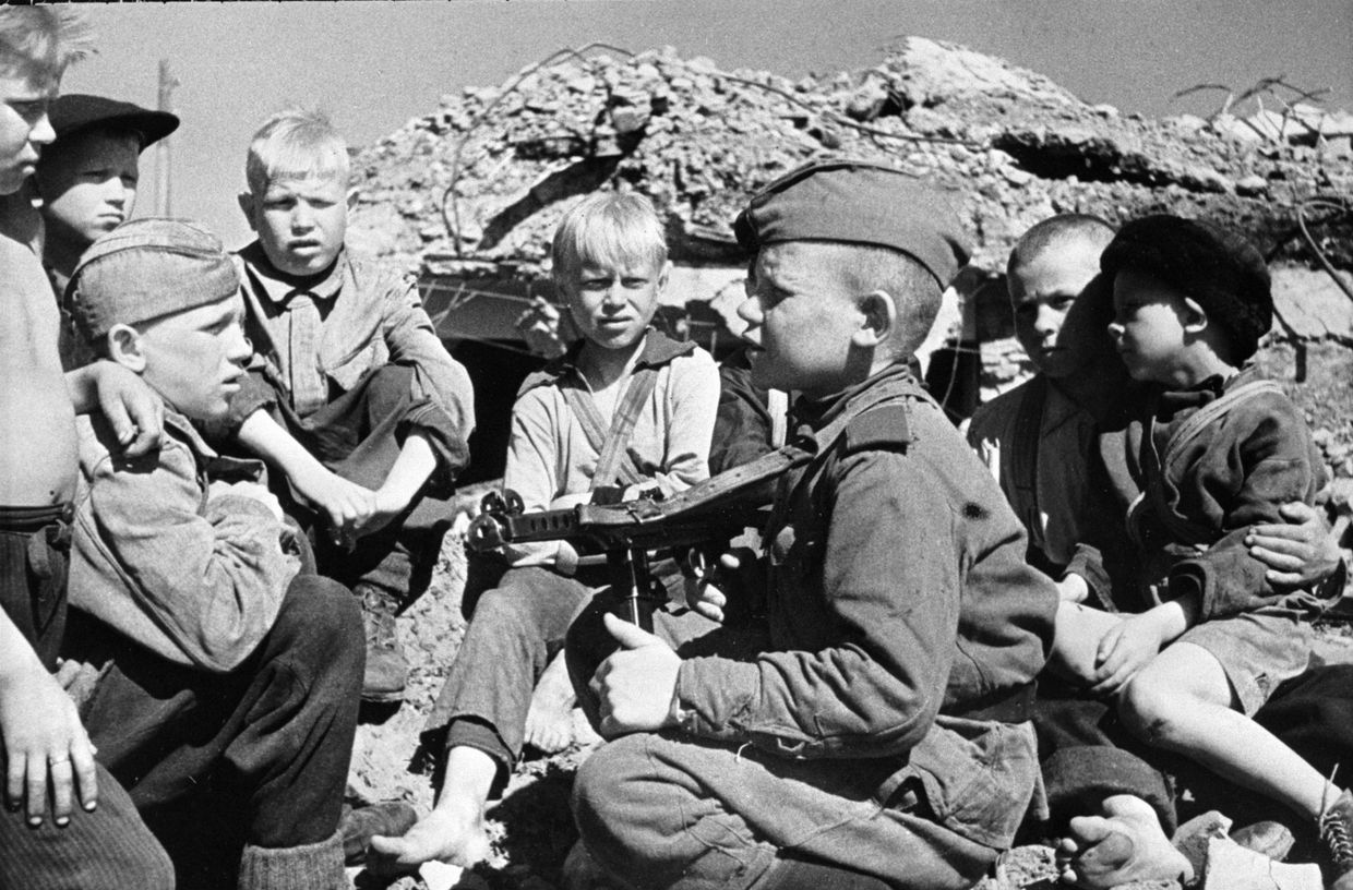 Сын полка встречается со своими сверстниками-детьми после освобождения города Кондапога от финских оккупантов
