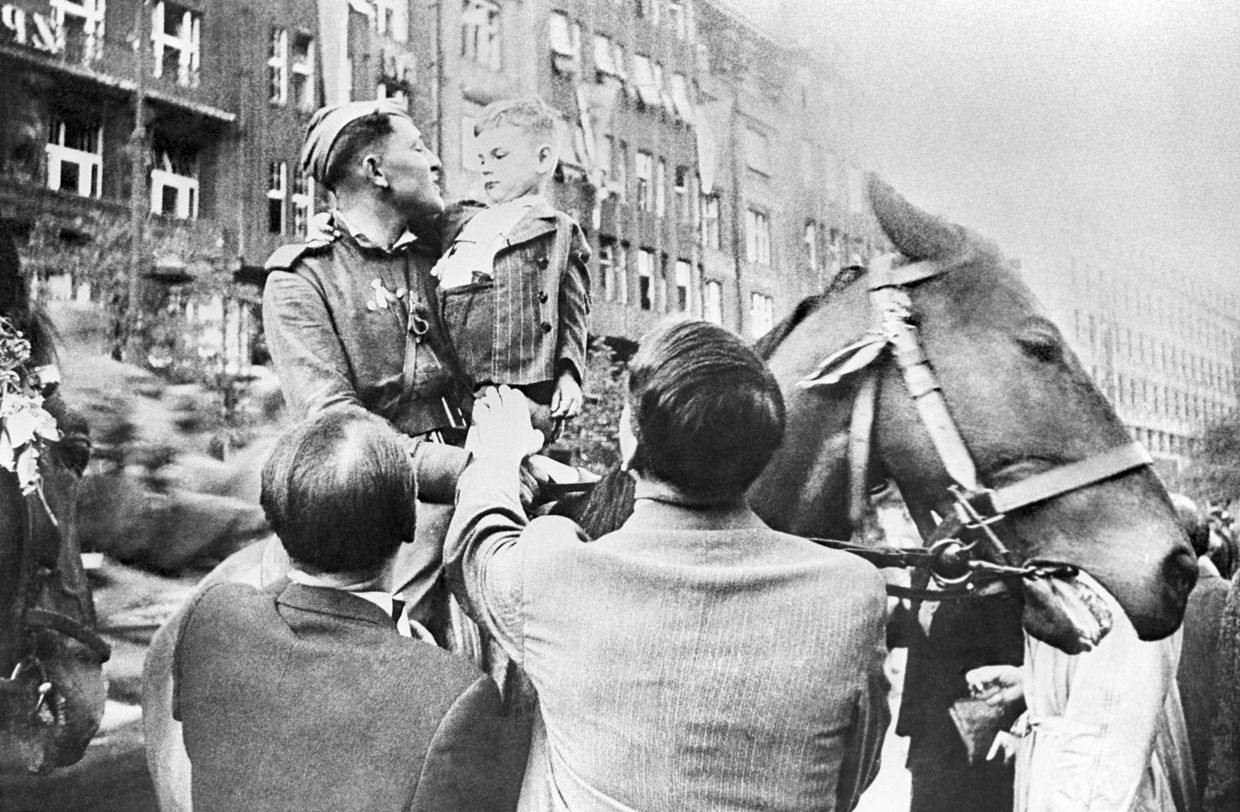Жители города Праги встречают Красную Армию