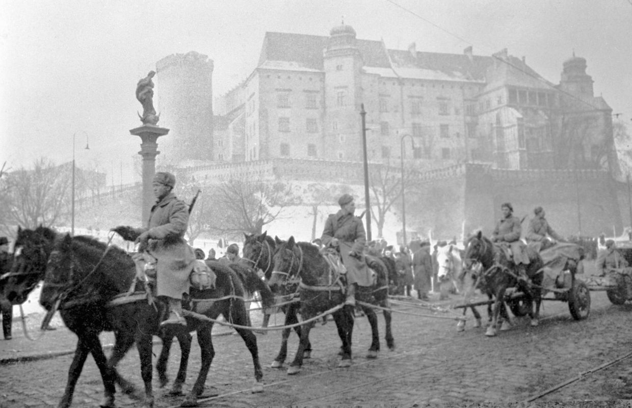 Конная артиллерия Красной армии проходит у стен Вавеля в Кракове, январь 1945 года