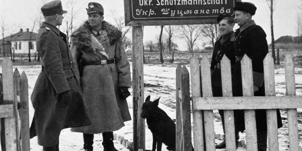 Гауптвахмистр полиции порядка Фолькманн, руководитель районного щуцманского поста в с.Зарог, (Полтавская область, Украина) дает указания своим подчиненым