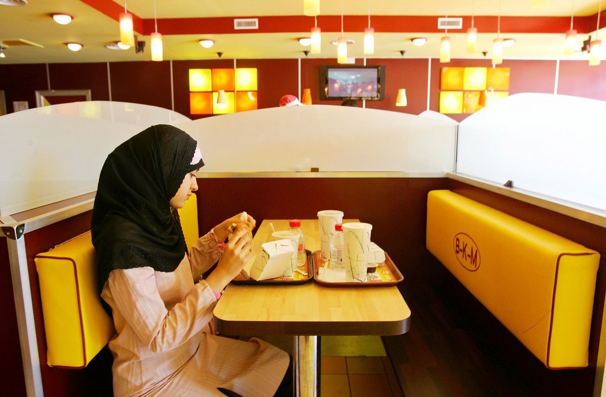 Ресторан Beurger King Muslim в пригороде Парижа