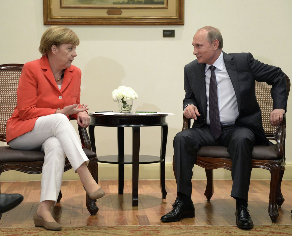 Президент России Владимир Путин и канцлер Германии Ангела Меркель во время встречи в Рио-де-Жанейро