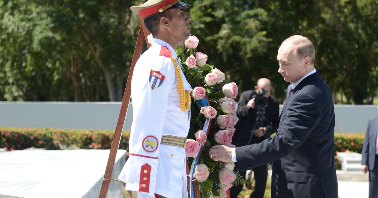 Владимир Путин на церемонии возложения венка к Мемориалу советского воина-интернационалиста в Гаване