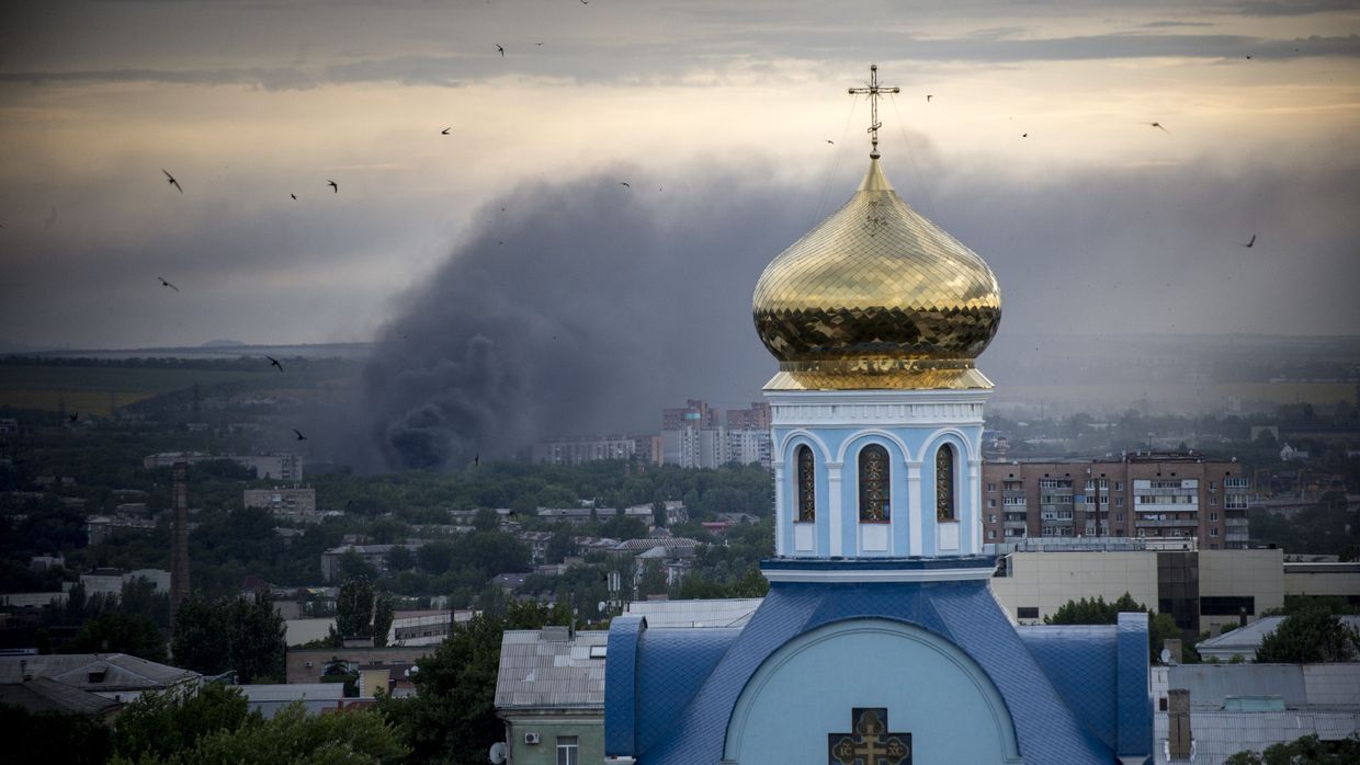 Пожар во время артиллерийского обстрела Луганска