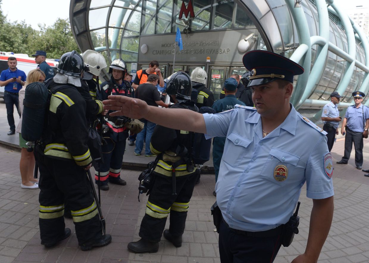 Сотрудники МЧС и правоохранительных органов у станции метро Славянский бульвар