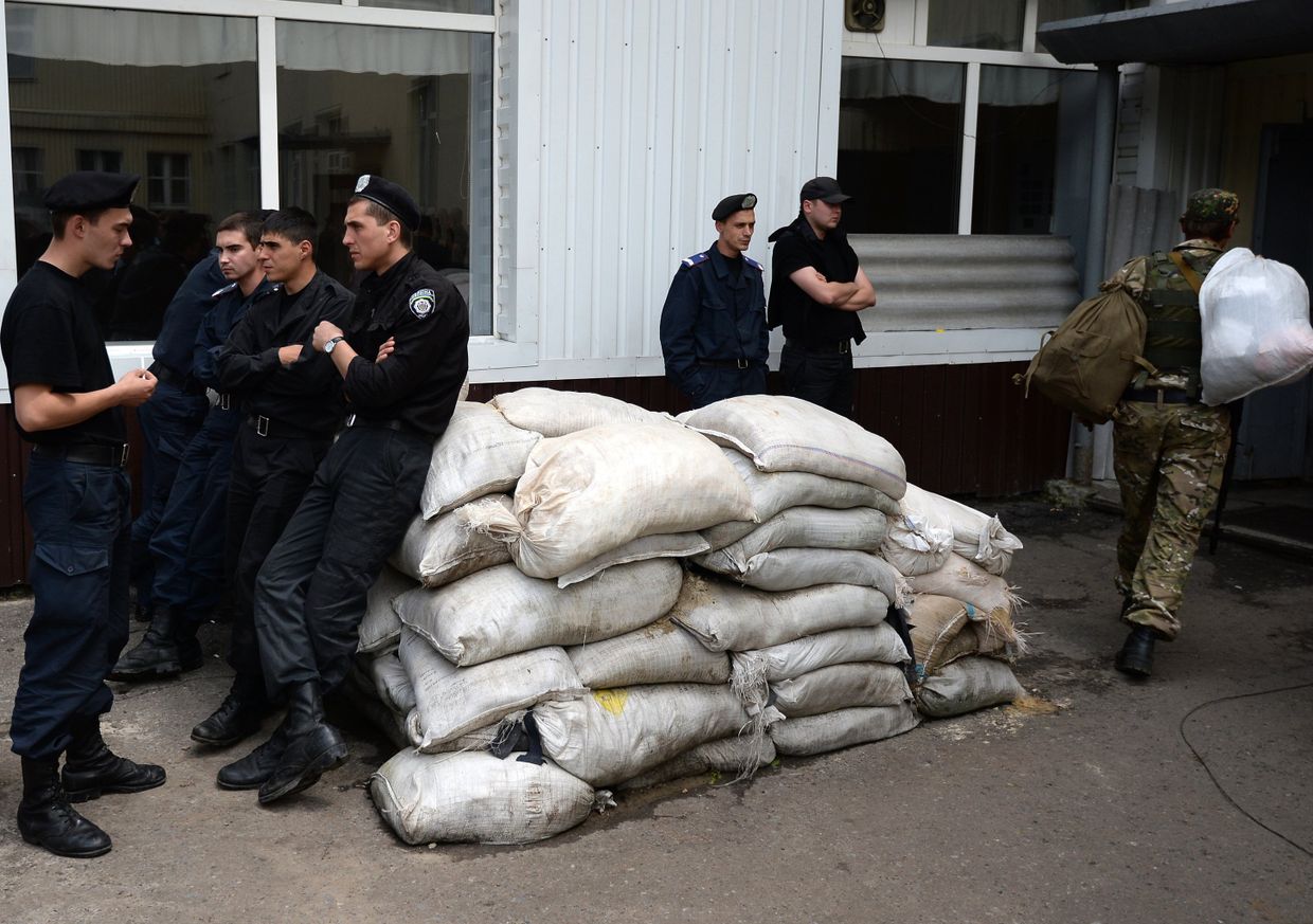 Военнослужащие национальной гвардии на территории воинской части в Донецке
