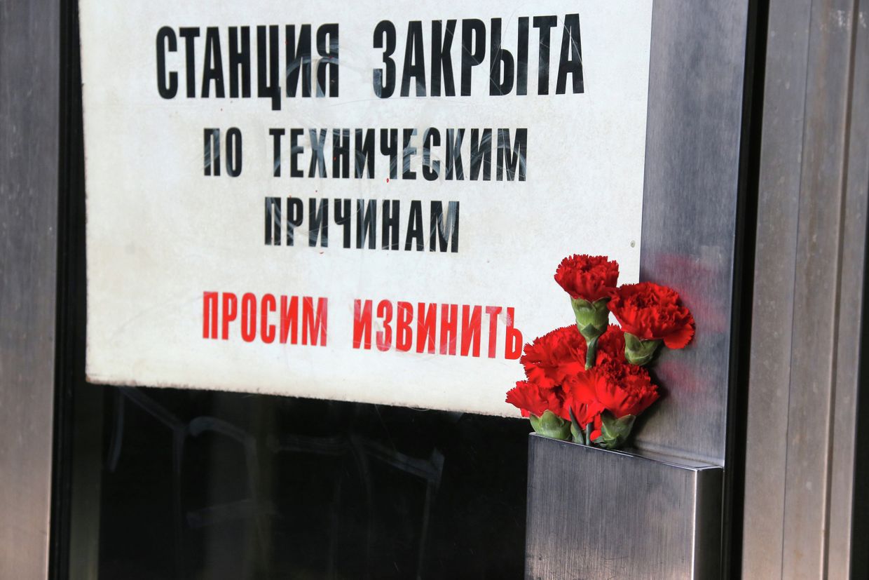 Цветы у входа на станцию метро Славянский бульвар