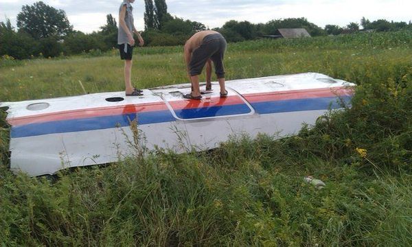 Первые фото обломков сбитого на Украине Boeing 777 компании Malaysia Airlines