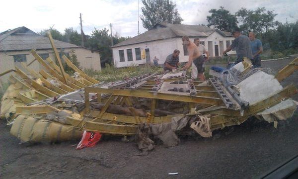 Первые фото обломков сбитого на Украине Boeing 777 компании Malaysia Airlines