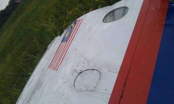 Первые фото обломков сбитого на Украине Boeing 777 компании Malaysia Airlines
