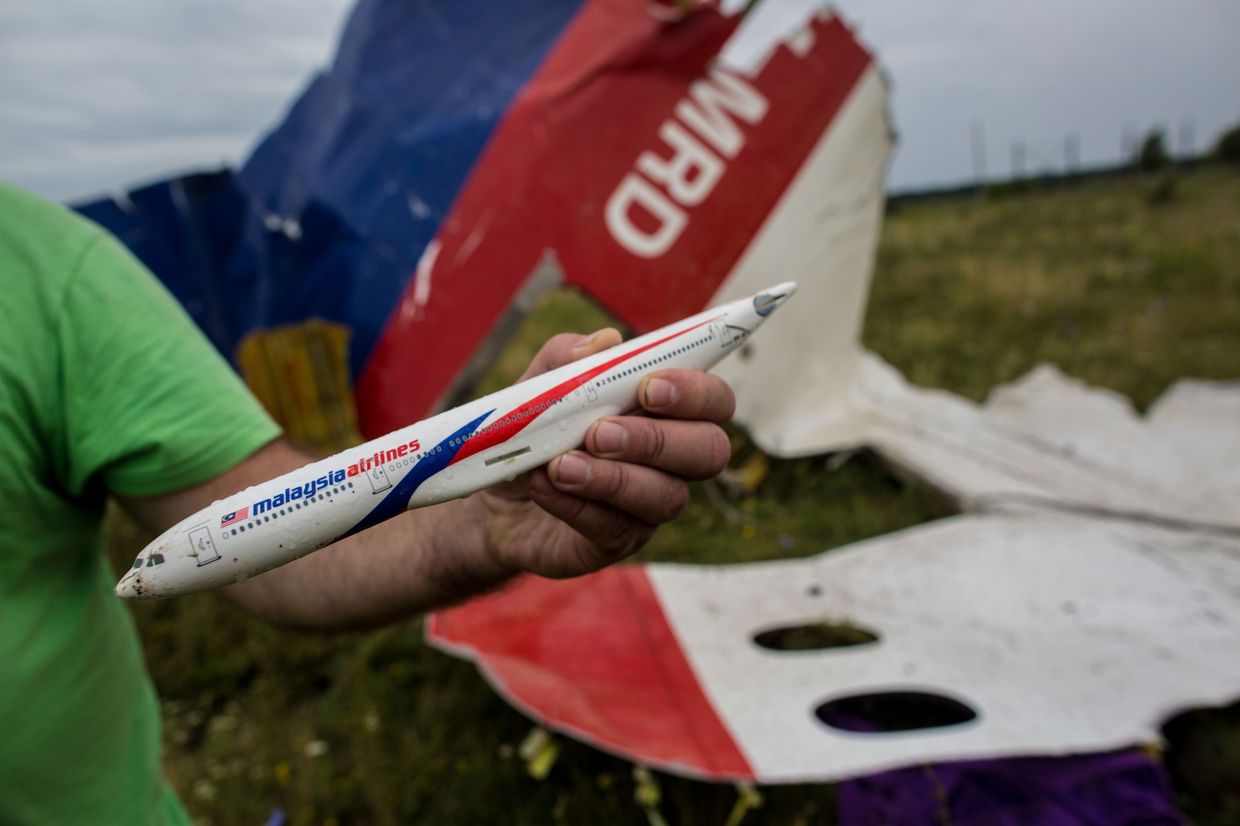 Поисковые работы на месте крушения малазийского лайнера Boeing 777 в районе Шахтерска Поисковые работы на месте крушения малазийского лайнера Boeing 777 в районе Шахтерска