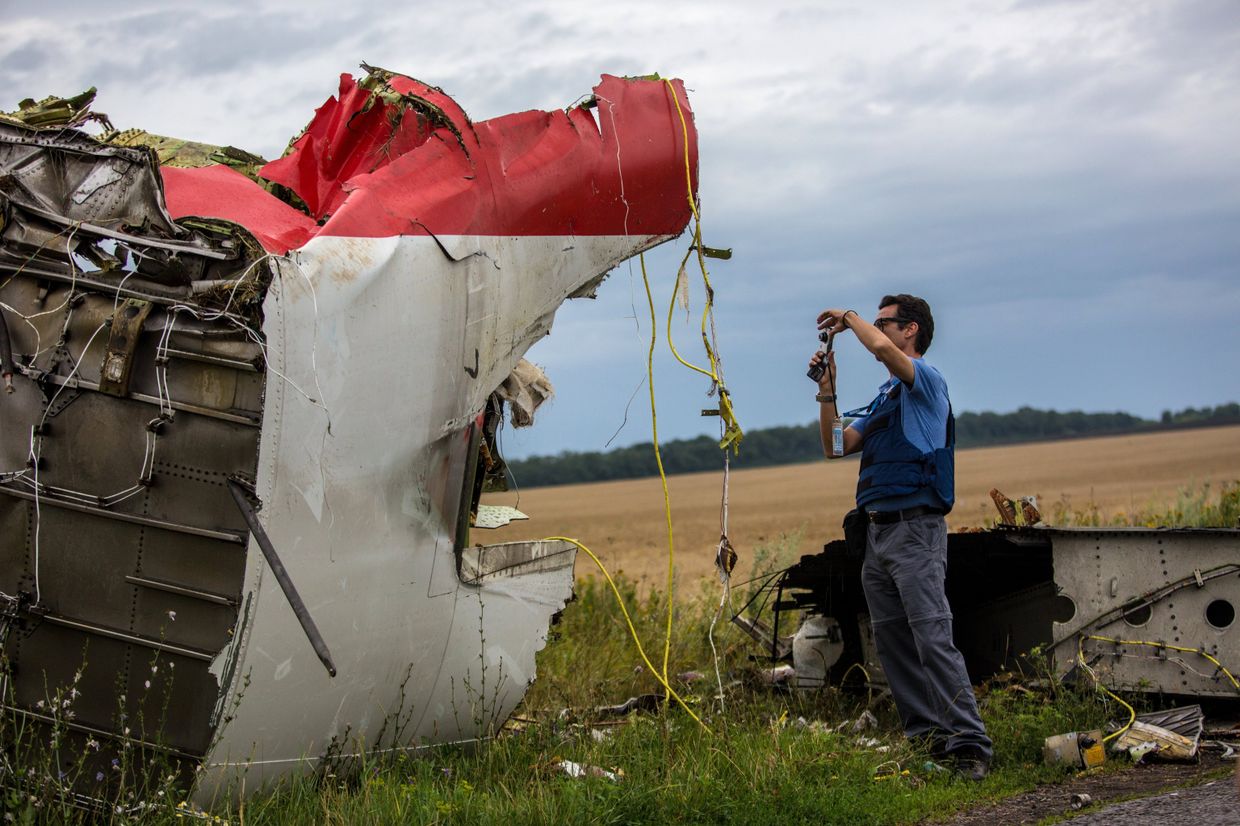 Поисковые работы на месте крушения малазийского лайнера Boeing 777 в районе Шахтерска Поисковые работы на месте крушения малазийского лайнера Boeing 777 в районе Шахтерска