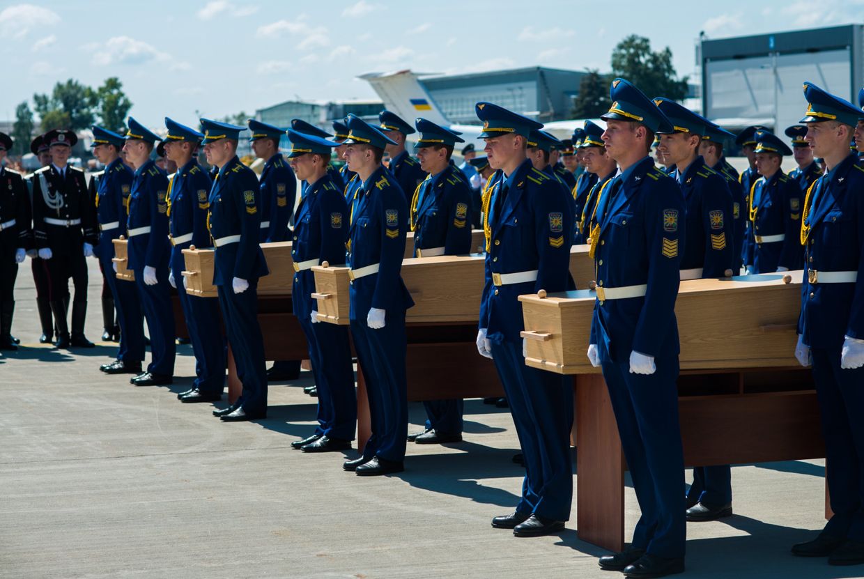 Отправка самолета с телами погибших в авиакатастрофе Boeing-777 из Харькова в Нидерланды