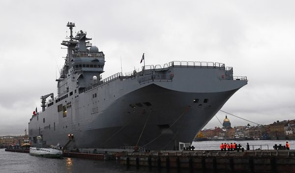 Французский военный корабль-вертолетоносец класса «Мистраль» в Санкт-Петербурге