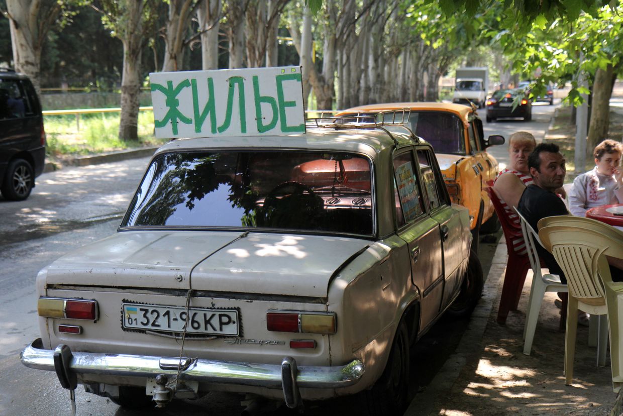 Объявление о сдаче жилья на автомобиле ВАЗ 2101 на одной из улиц Алушты