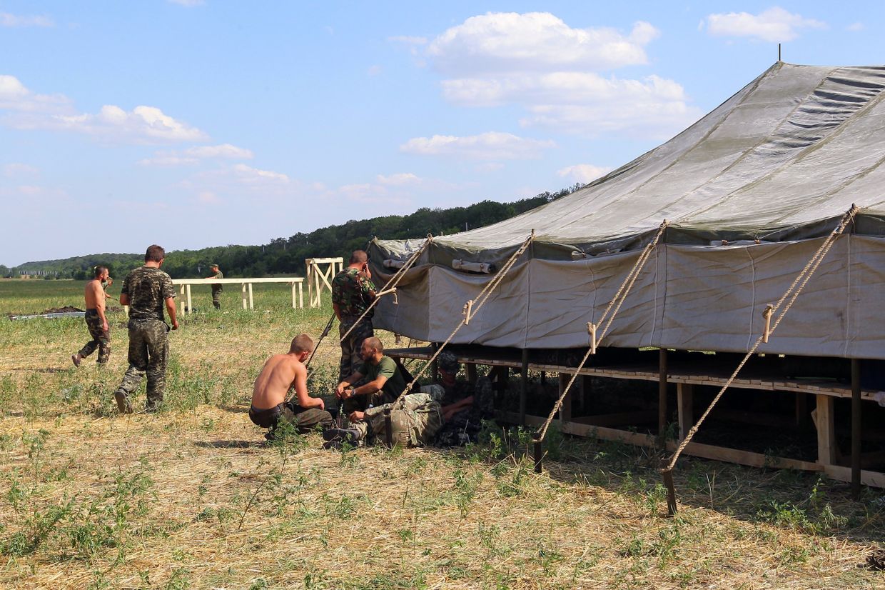 Украинские военнослужащие в палаточном лагере в Ростовской области