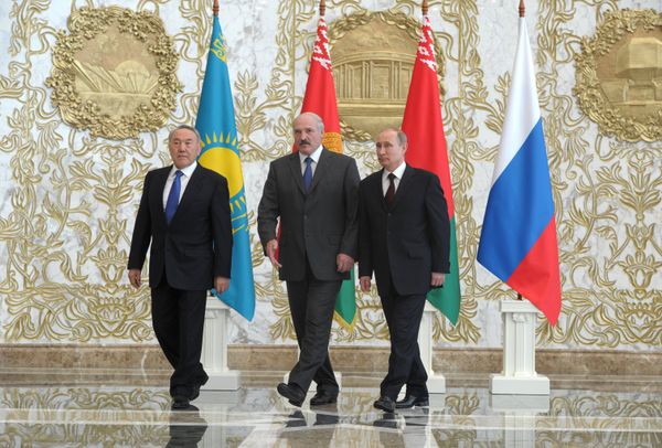 Президенты России, Белоруссии и Казахстана Владимир Путин, Александр Лукашенко и Нурсултан Назарбаев перед заседанием Высшего Евразийского экономического совета