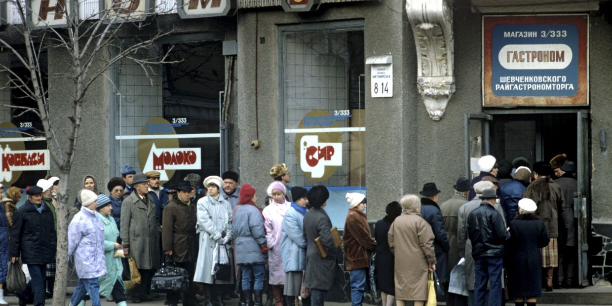 Очередь за продуктами в магазин