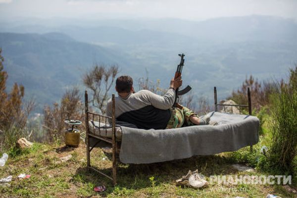 Сирийский солдат лежит на кровати на господствующей высоте у города Кесаб