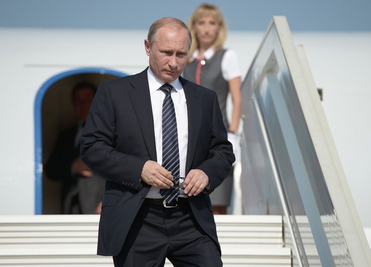 Президент РФ Владимир Путин, прибывший с рабочей поездкой в Крымский федеральный округ, спускается по трапу самолета на аэродроме Бельбек