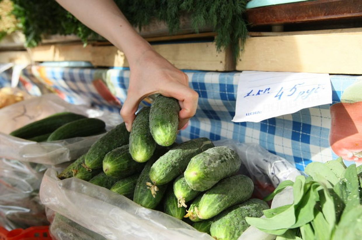 Продажа овощей на рынке 