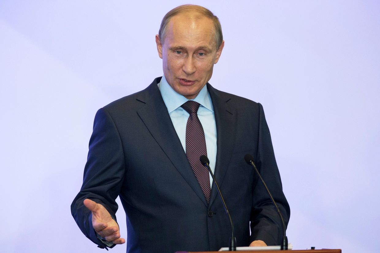 Президент РФ Владимир Путин выступает на встрече в Ялте членами фракций политических партий Государственной Думы РФ
