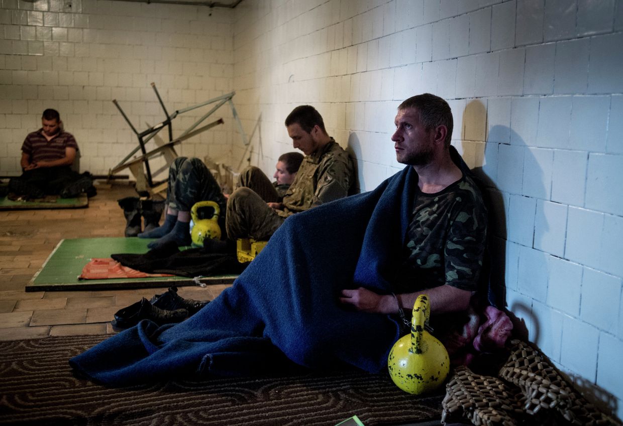 Пленные военнослужащие украинской армии в штабе ополчения в Луганске