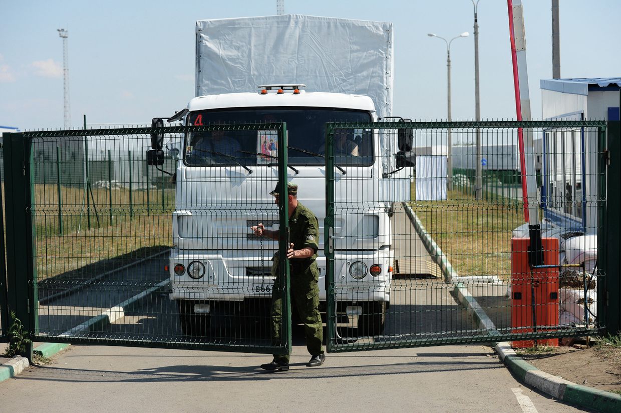 Колонна с гуманитарой помощью РФ выехала из украинского КПП Изварино в сторону Луганска