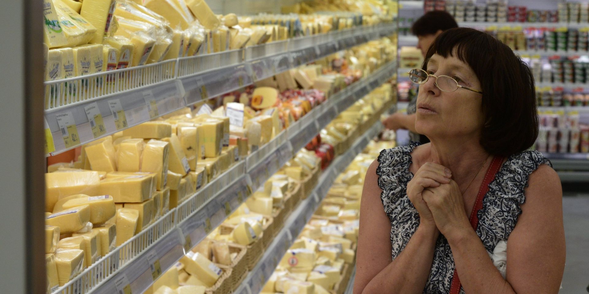 Женщина у прилавка с сырами в гипермаркете Лента в Новосибирске - ИноСМИ, 1920, 03.10.2023