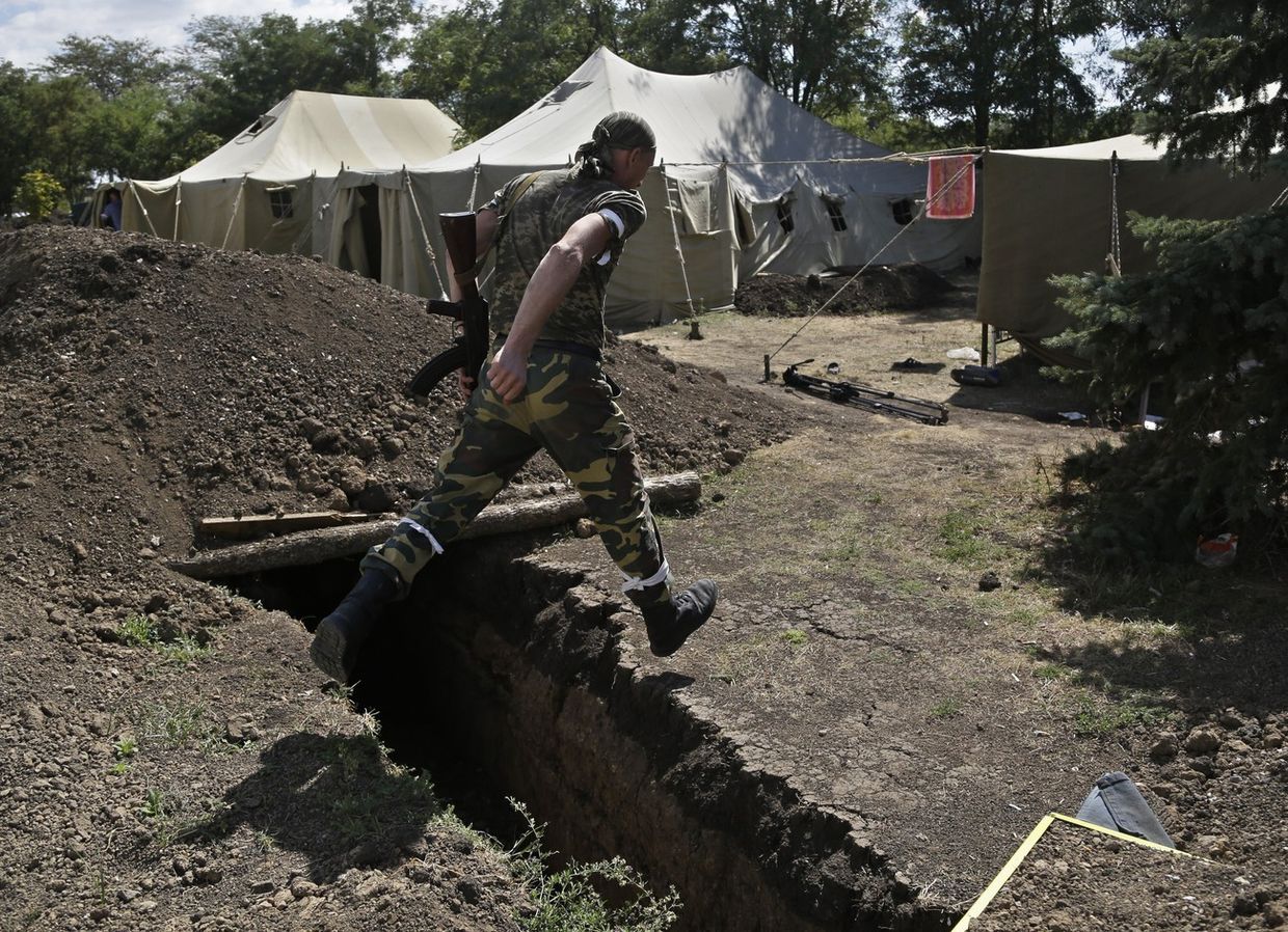 Пророссийский ополченец в Новоазовске