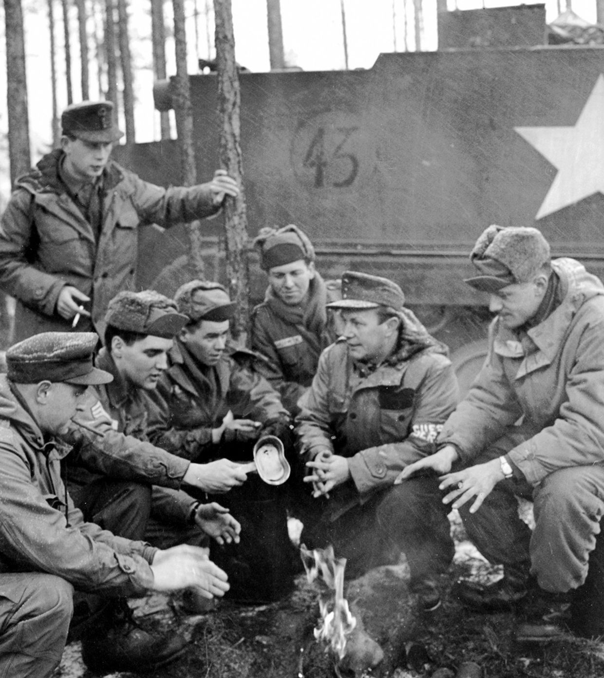 Маневры НАТО, февраль 1961 год, 2-й слева Элвис Пресли