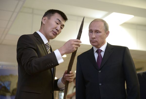 Владимир Путин (справа) в музее мамонта им.П.Лазарева в Северо-Восточном федеральном университете им.М.К.Аммосова в Якутске Владимир Путин (справа) в музее мамонта им.П.Лазарева в Северо-Восточном федеральном университете им.М.К.Аммосова в Якутске