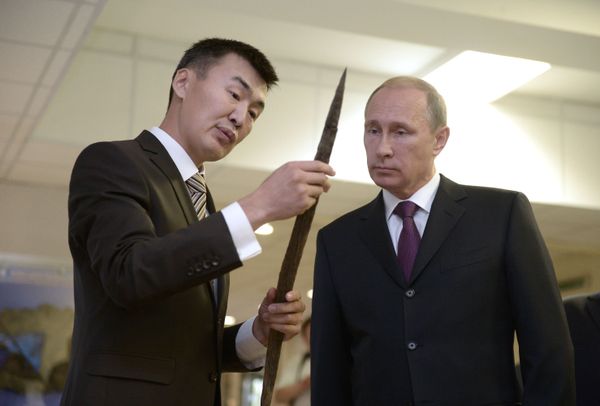 Владимир Путин (справа) в музее мамонта им.П.Лазарева в Северо-Восточном федеральном университете им.М.К.Аммосова в Якутске