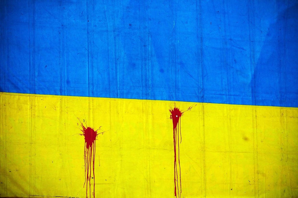 Украинский флаг, испачканный вандалами, в центре Мариуполя