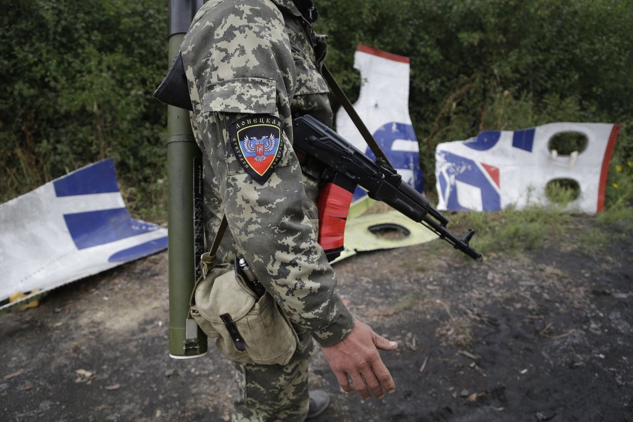 Ополченец ДНР у обломков самолета MH17 Малайзийских авиалиний Ополченец ДНР у обломков самолета MH17 Малайзийских авиалиний