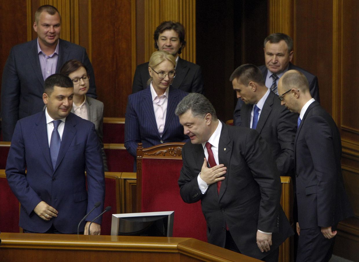 Петр Порошенко благодарит депутатов Верховной рады после подписания соглашения об ассоциации с ЕС