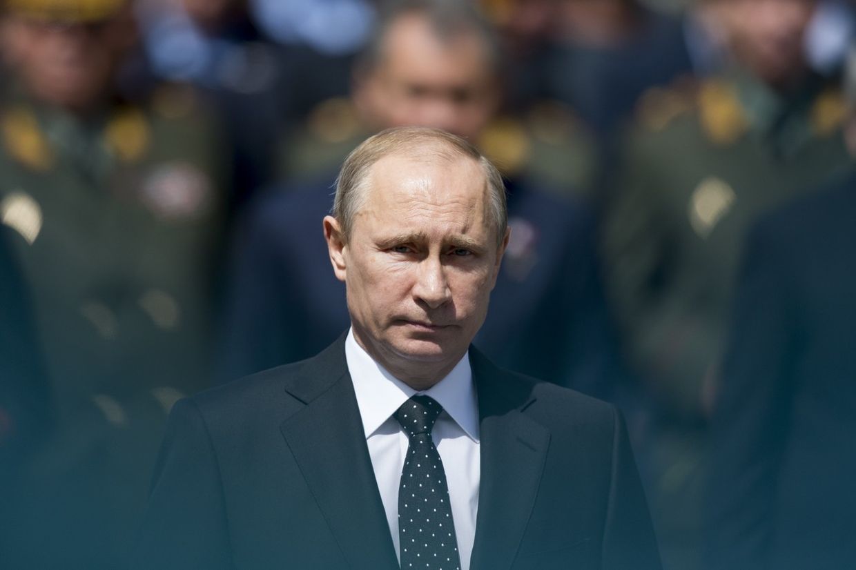 Владимир Путин возлагает цветы к могиле Неизвестного солдата