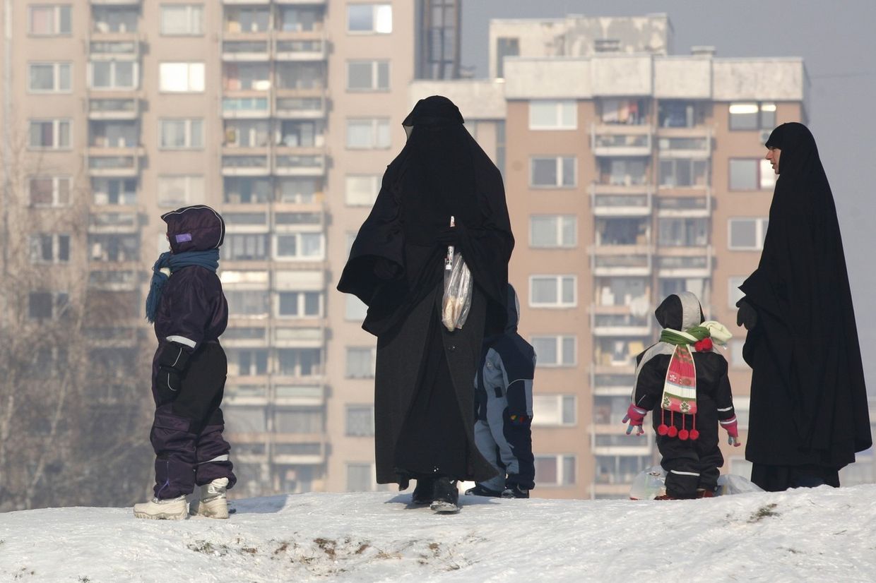 Женщины в чадрах на улице Сараево