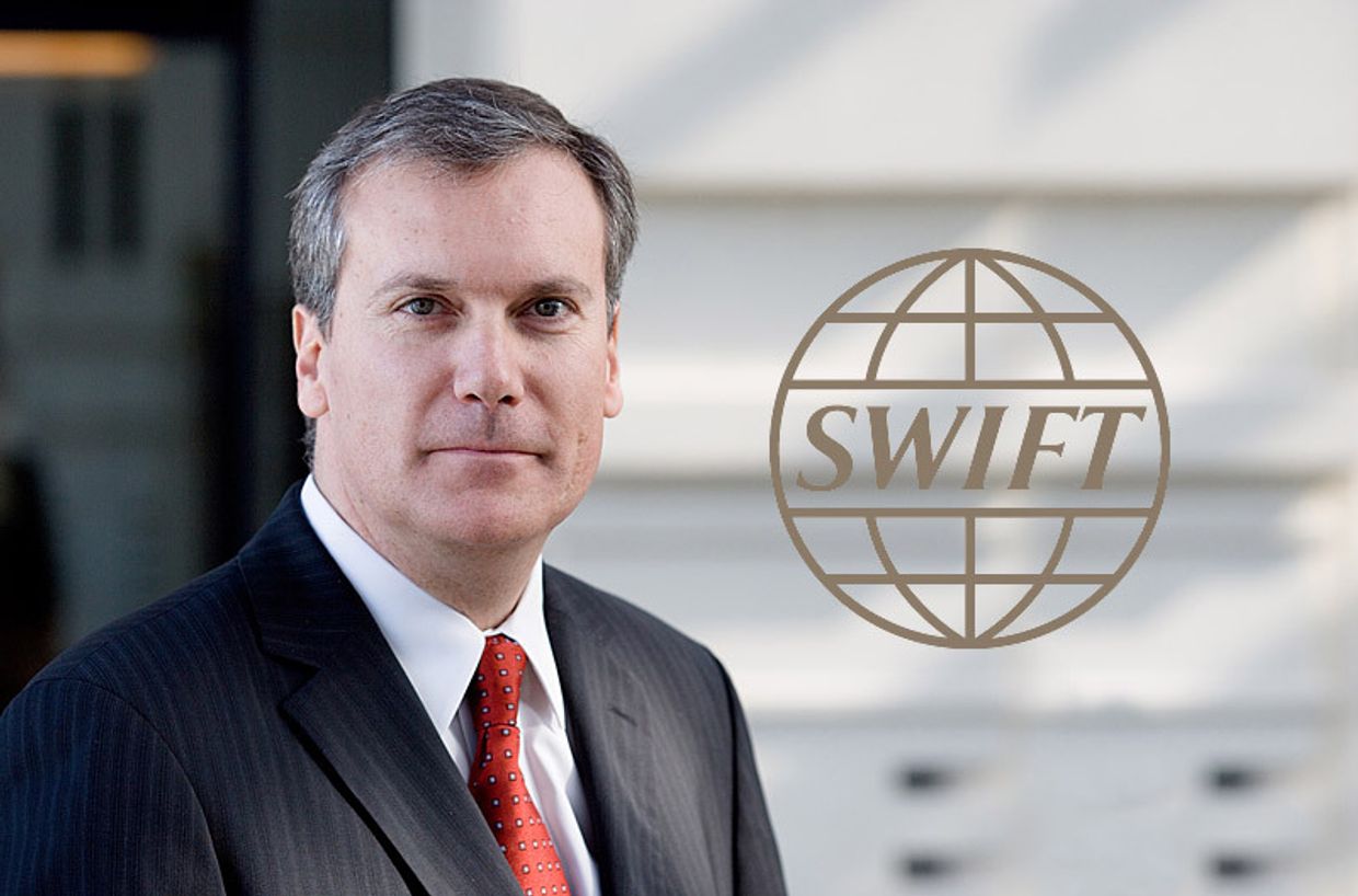 Главный исполнительный  Директор SWIFT -Lazaro Campos
