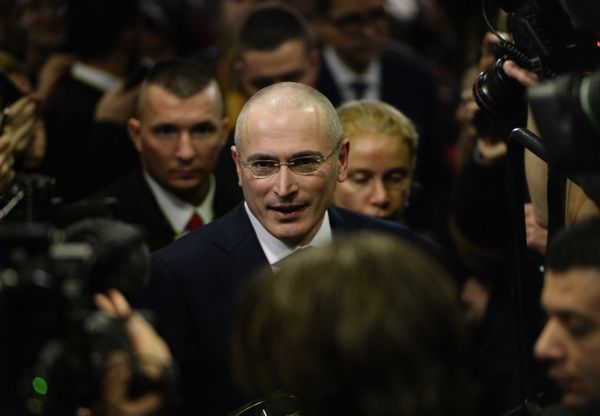 Экс-глава нефтяной компании ЮКОС Михаил Ходорковский в музее Берлинской стены