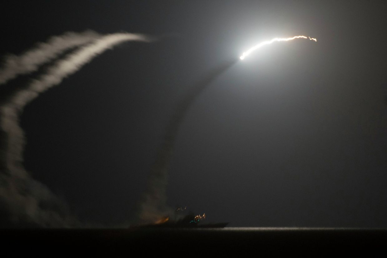 Ракетный крейсер ВМС США запускает ракету по позициям ИГИЛ в Сирии 23 сентября 2014 Ракетный крейсер ВМС США запускает ракету по позициям ИГИЛ в Сирии 23 сентября 2014