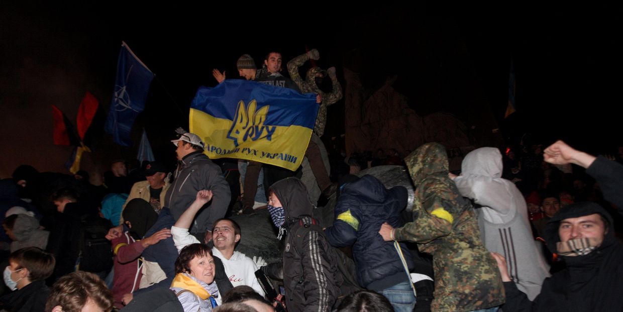 Неизвестные у снесенного памятника Ленину в Харькове