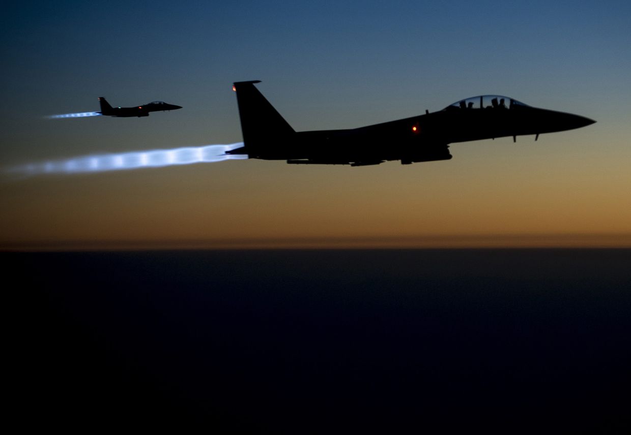 Американские бомбардировщики Макдоннелл-Дуглас F-15E «Страйк Игл» летят над территорией Ирака после нанесения ударов по Сирии