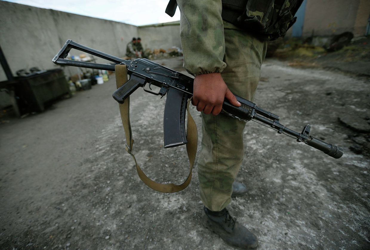Автомат Калашникова в руке украинского военного Автомат Калашникова в руке украинского военного