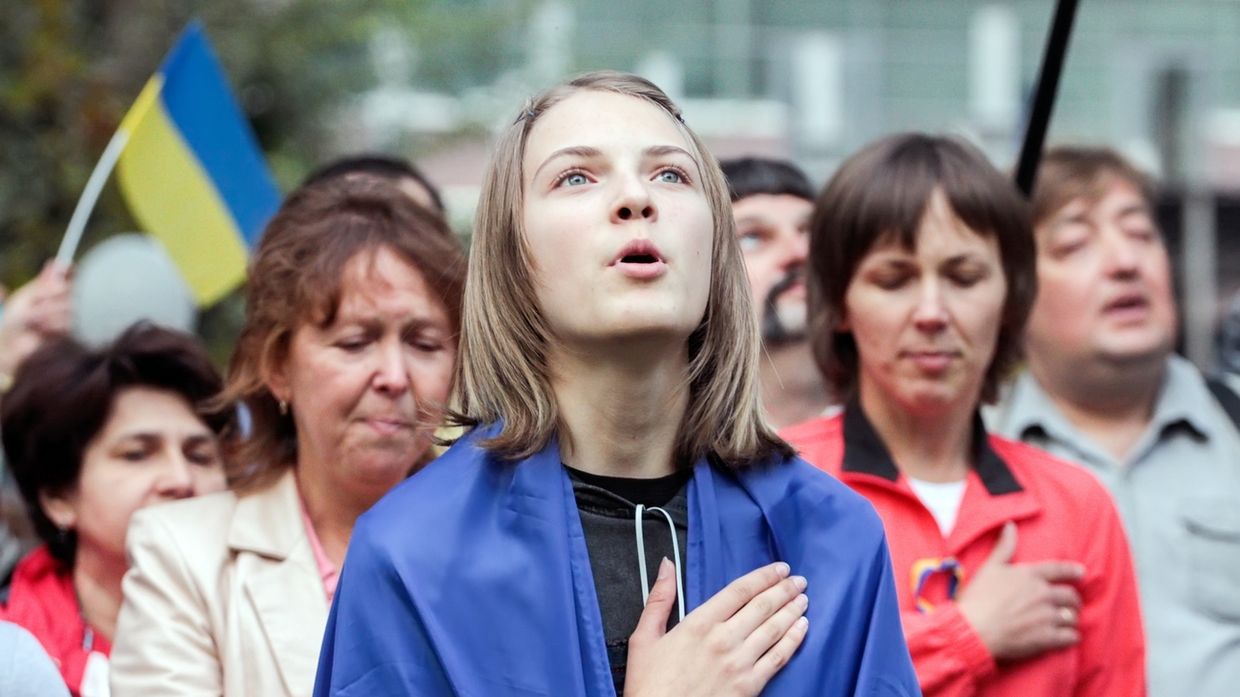 Украинцы поют гимн на митинге в Харькове