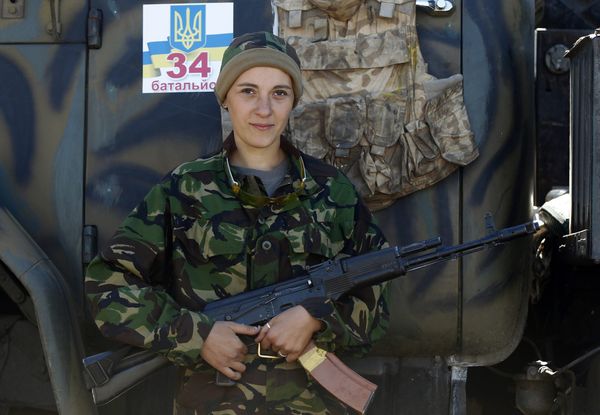 Женщина, воющая на стороне украинской армии 