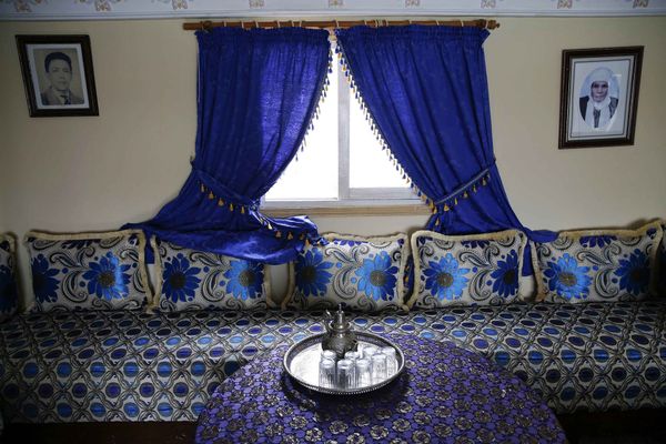 Мятный чай на столе в доме, оформленном в национальном стиле, в районе Касба Удайя
