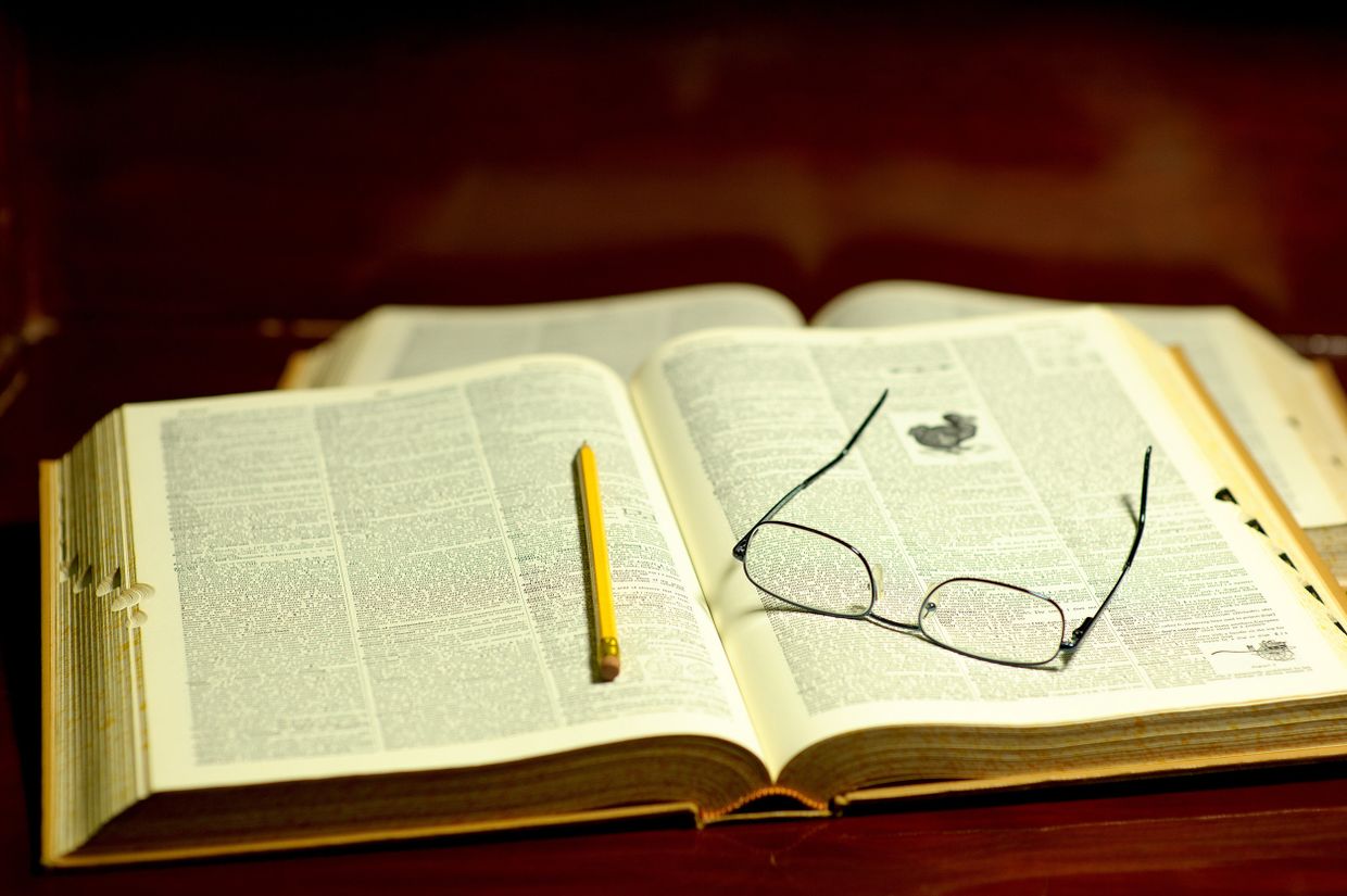 Чтение книги в библиотеке